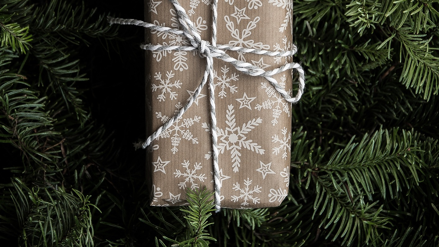 Een Minimalistisch Ingepakt Kerst Cadeau in de Kerstboom