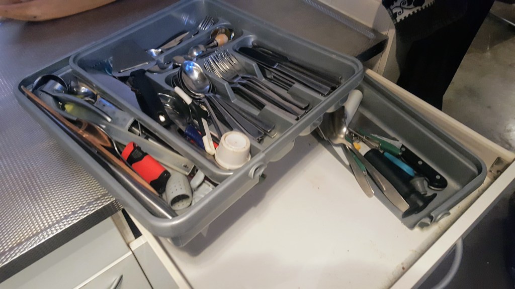 Dagelijks Drama: De Overvolle&nbsp;Keukenlade