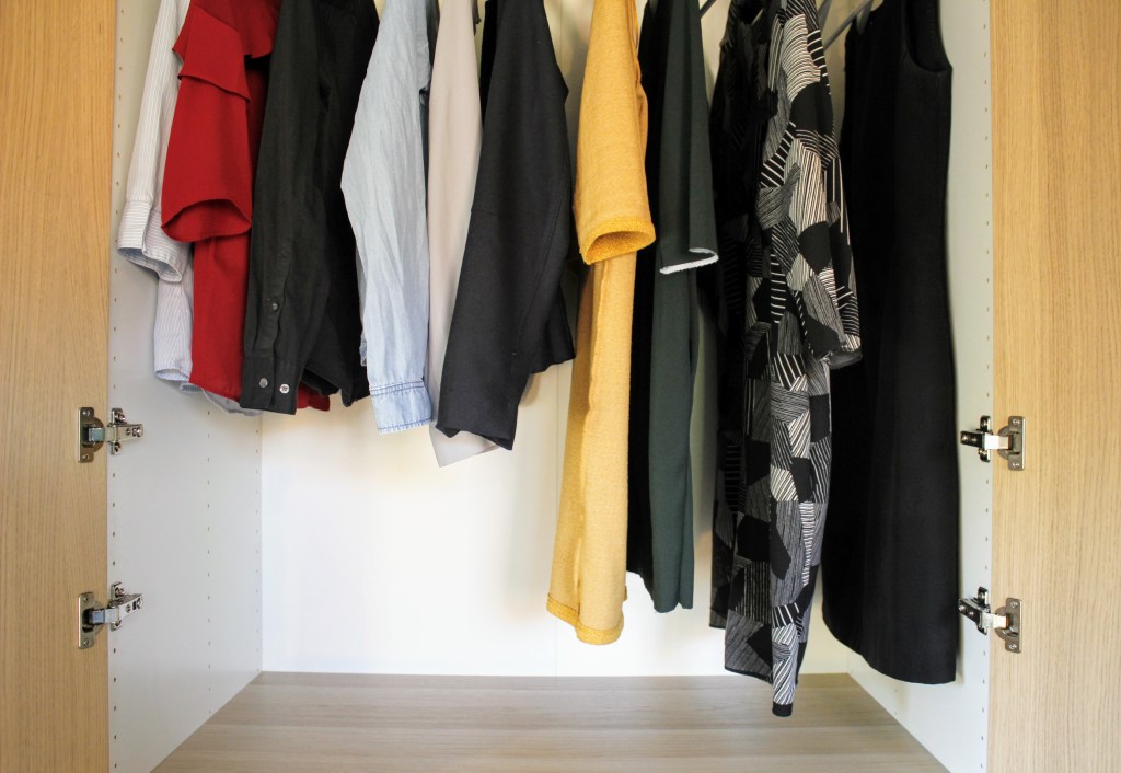 Hoe ik mijn kledingkast organiseer en netjes&nbsp;houdt
